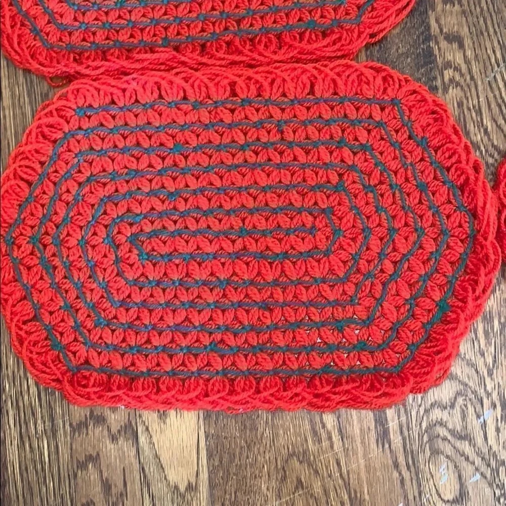Vtg kitschy red &‎ green yarn Christmas pla…